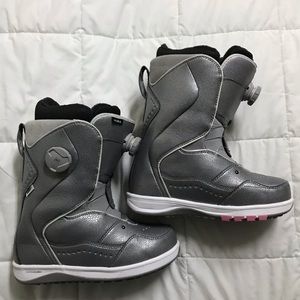 2017 Vans Aura Boa Women’s Snowboarding Boots